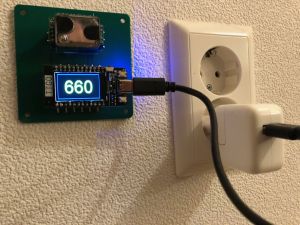 Operame die met groene cijfers 660 laat zien. Op de printplaat zit bovenaan de sensor en daaronder een module met een schermpje.